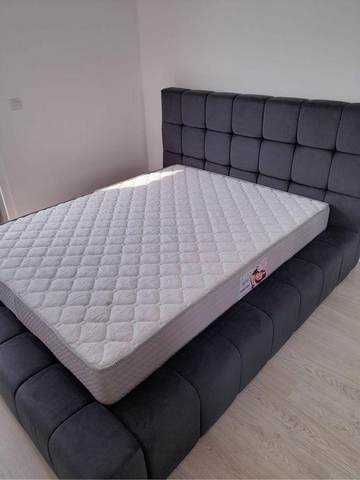 Cama com estrado elevatório e arrumação