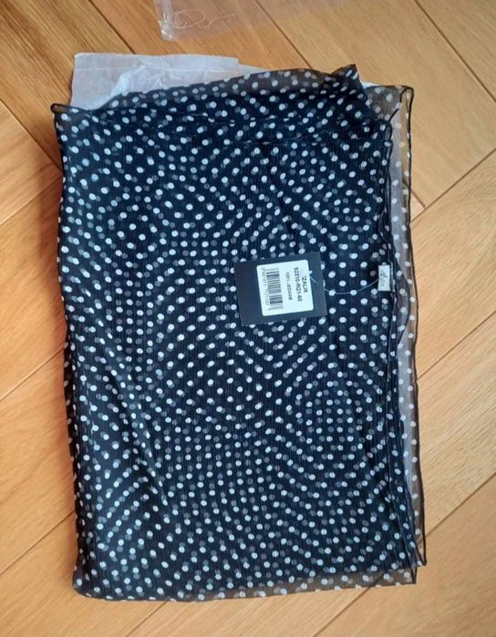 Aryton szal 100% jedwab czarny w biale małe, sybtelne kropki.
Bardzo d