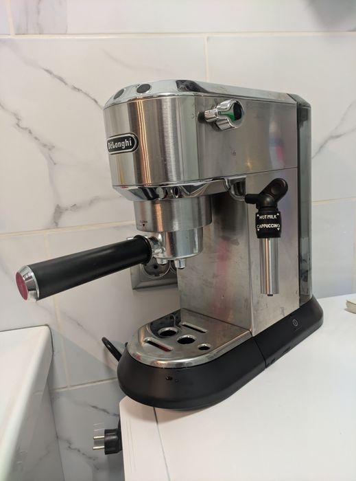 Кавоварка. Каво машина. Delonghi Dedica EC685