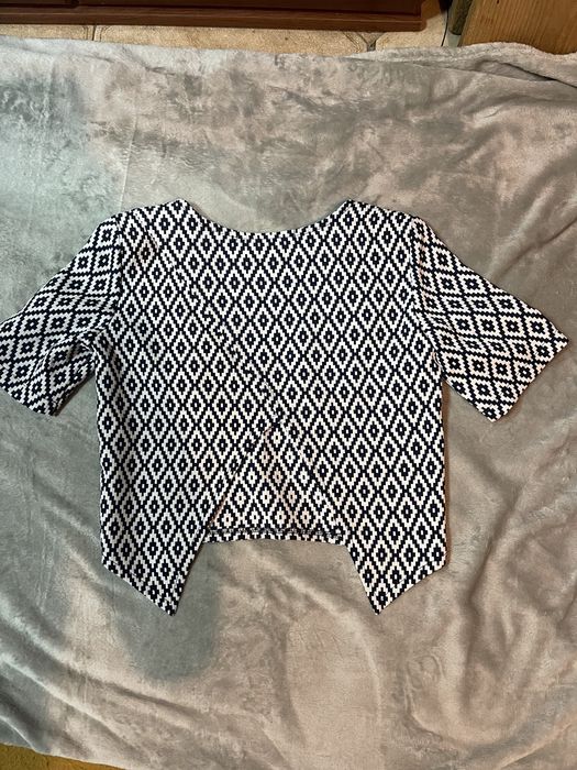 Топ з вирізом на спинці