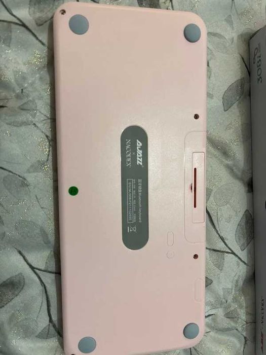 Teclado cor-de-rosa com teclas amortecidas