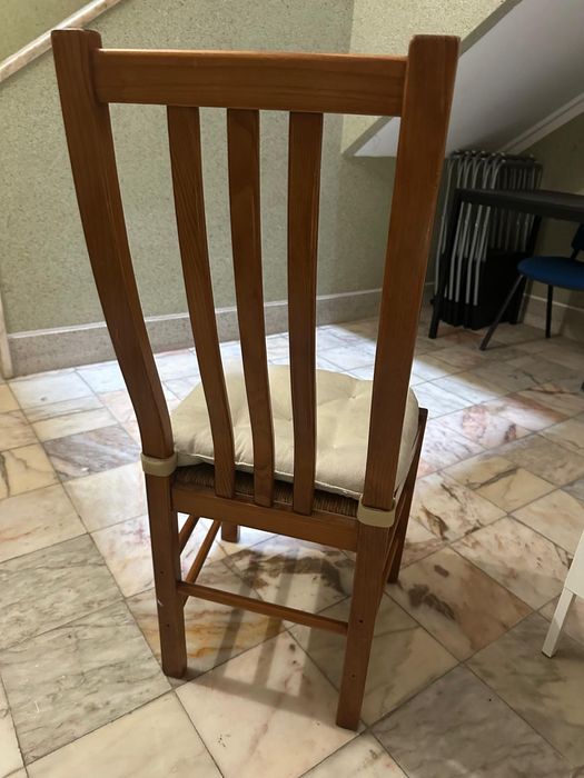 Mesa de jantar + 4 cadeiras de madeira