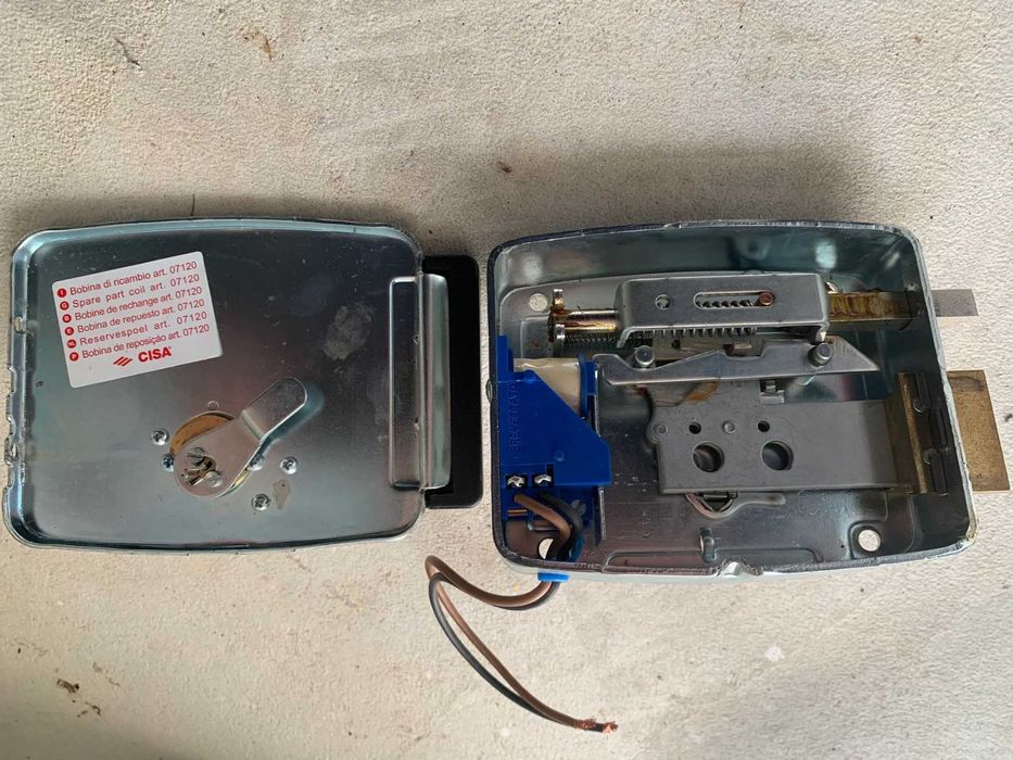 Fechadura eléctrica CISA + acessórios para portão
