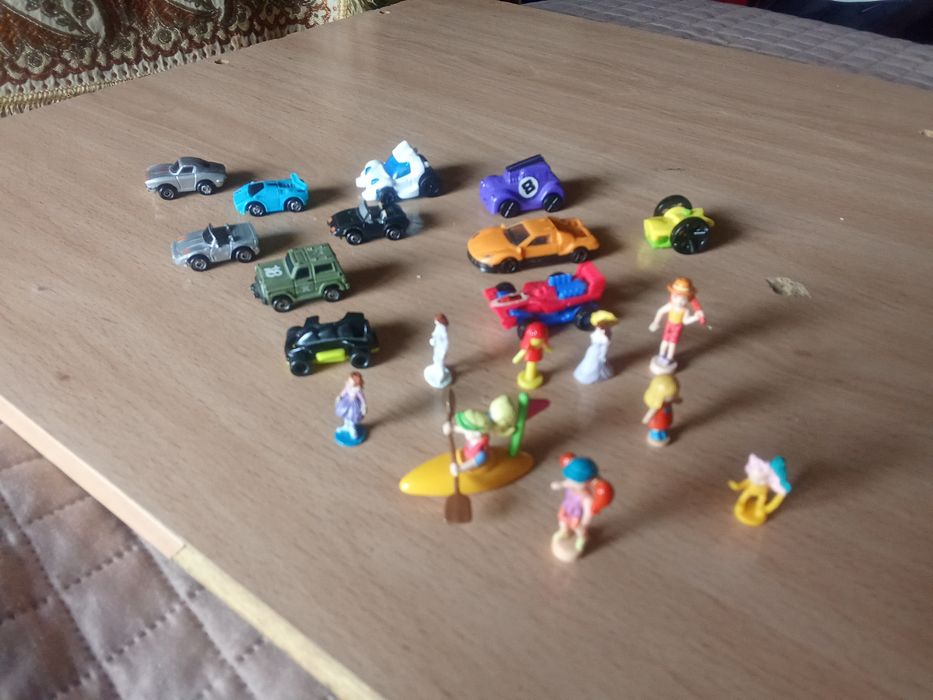Carrinhos e bonecos miniatura