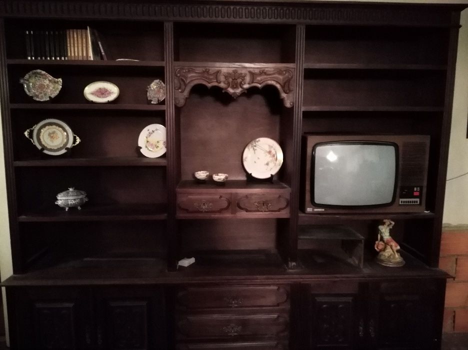 Vendo Móvel de Sala em Madeira de Castanho - ótimas condições