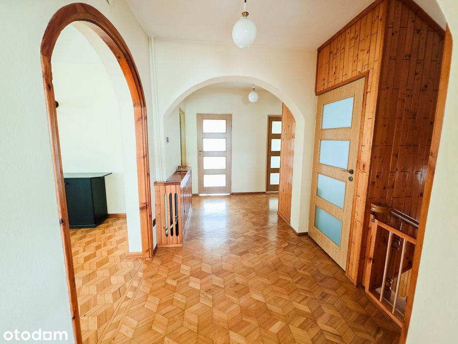 Przestronny dom z dużą działką i budynkiem gospodarczym — Kuznocin