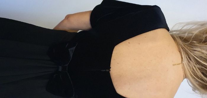 Elegancka długa wieczorowa sukienka z małym trenem z kokardą