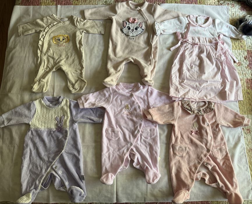 Babygrows + pijamas + vestido + camisola + 2 chupetas - Tamanho 0