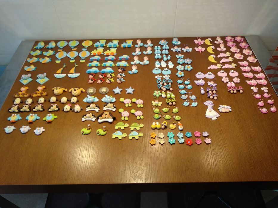 Selling Various Biscuit Items (Approximately 200 Units)