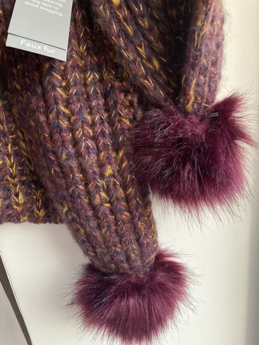 Шарф теплый с меховыми  помпонами