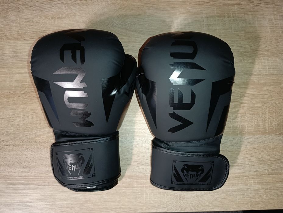 Nowe rękawice bokserskie Venum  12oz – Czarny mat (Wyprzedaż outletowa)