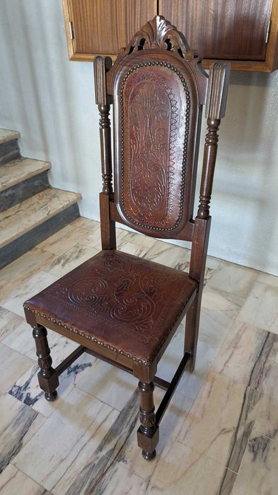 Antiga cadeira em madeira