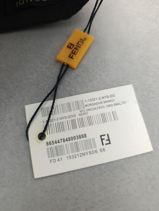 Boné FENDI com etiqueta