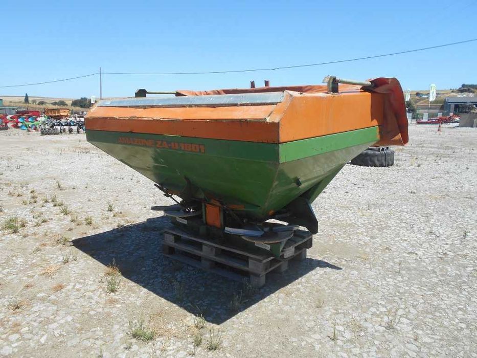 Espalhador de adubo Amazone de 2.000L