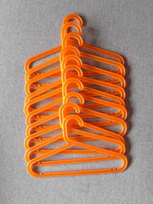 Conjunto de cabides em plástico para roupeiro de crianças ou bebés - NOVO.