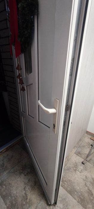 Drzwi zewnętrzne plastikowe