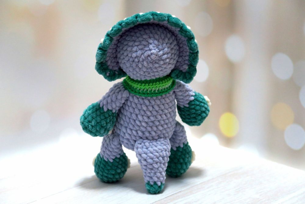 Динозавр трицератопс плюшевий в'язаний сірого кольору з шарфом