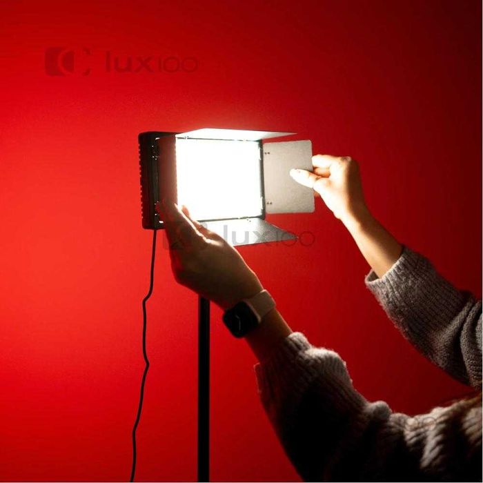 Професійне відеосвітло LUX100 VL-1 RGB 20х11 см з направленням освітлення + штатив 2.1м