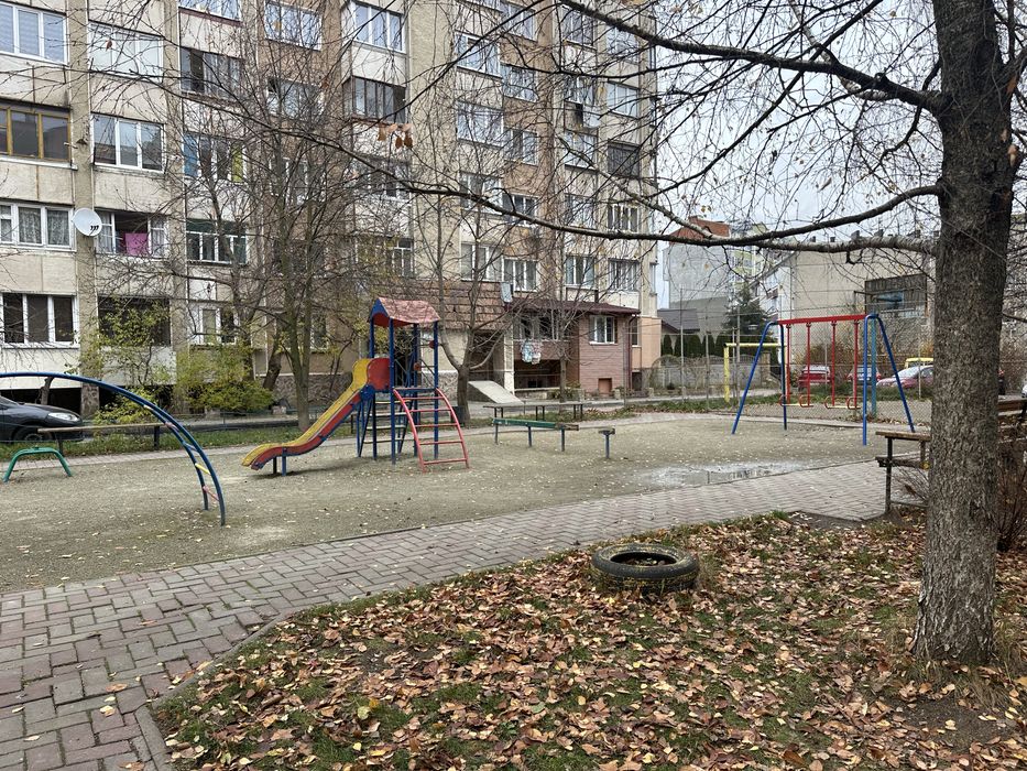 Продається простора квартира площею 173.8 м.кв., вул. Федьковича 7А