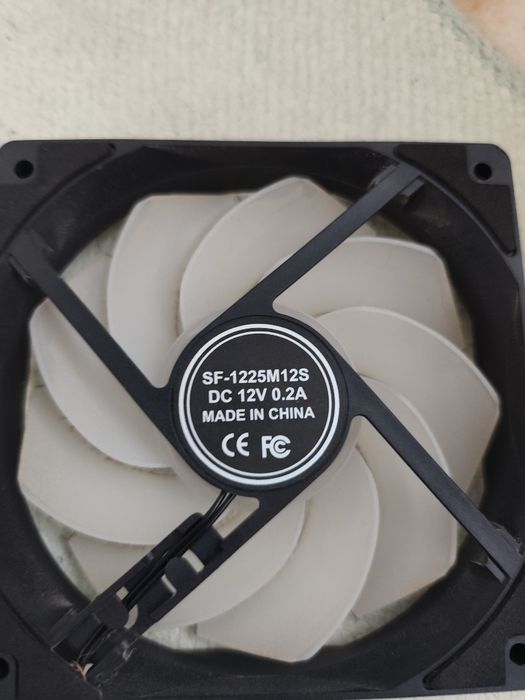 Várias ventoinhas 120mm para PC RGB como novas , bastante silenciosas.