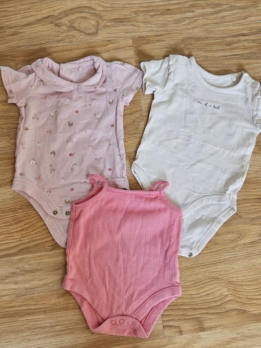 Body z krótkim rękawem na ramiączkach dla dziewczynki rozm 62 cm 3-6 msc
