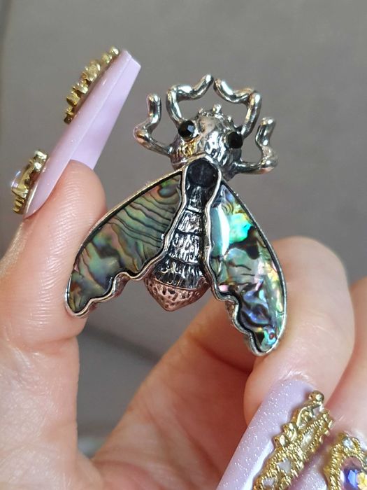 Broche / pregadeira / alfinete ou pendente borboleta traça, com concha