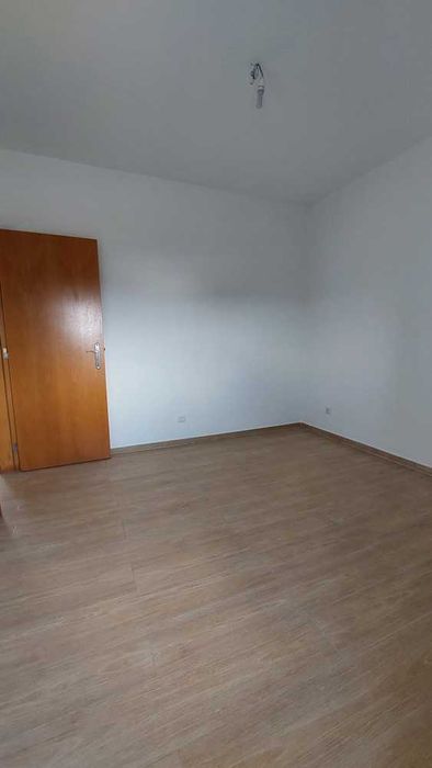 T2 como novo com varanda e entrada independente na zona de Pêro Pinheiro / Sintra