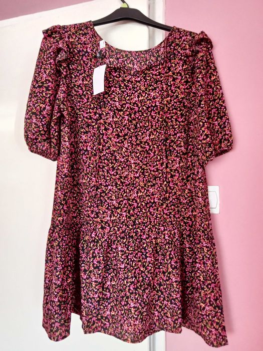 Nowa sukienka z motywem kwiatowym