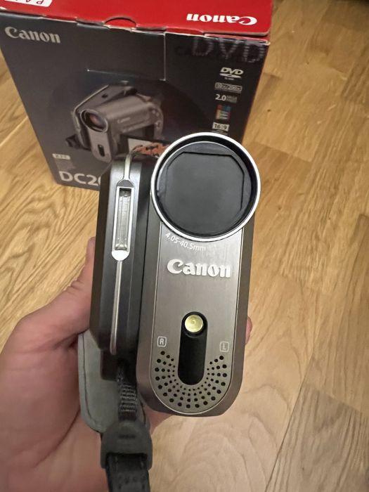 Видеокамера Canon DC20