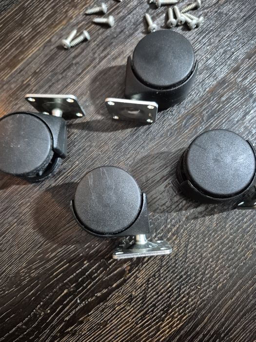 Kółka obrotowe plastikowe.