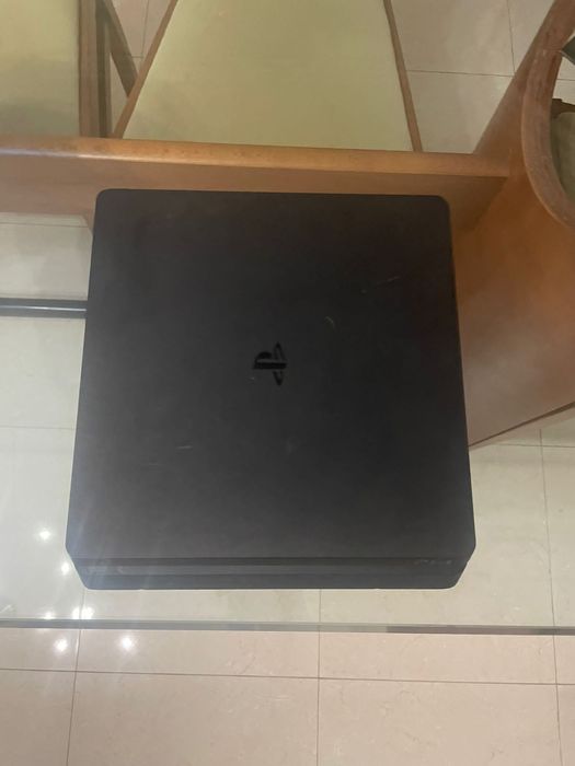 Playstation 4 500 GB com comando e um jogo