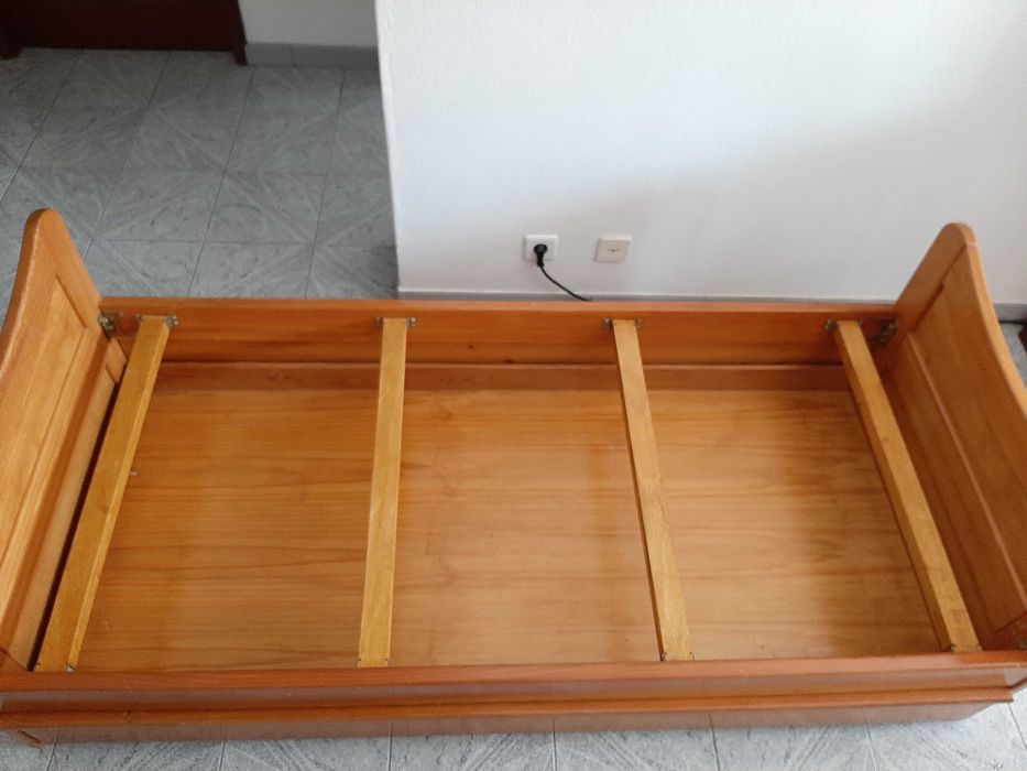 Cama individual com 1 gaveta de arrumação