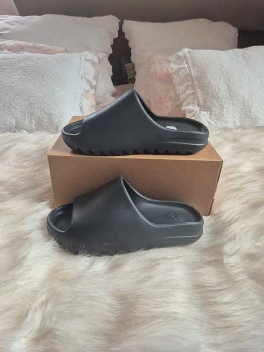 adidas Yeezy Slide .39