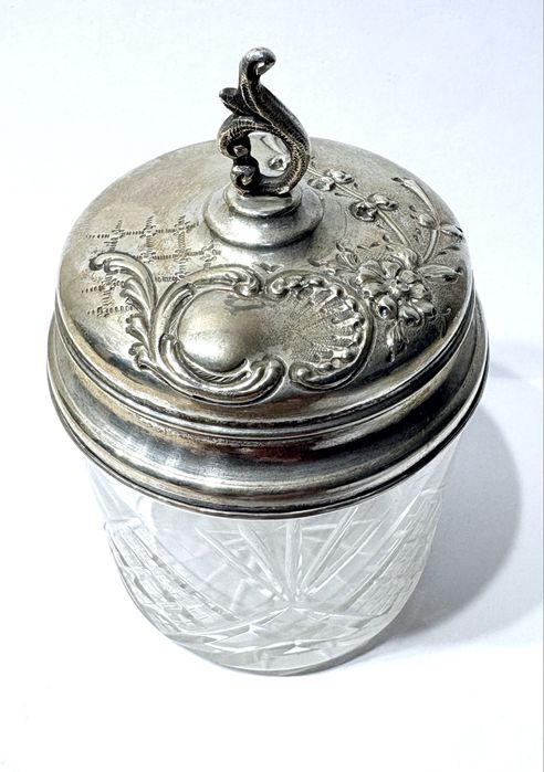 Linda antiga caixa em cristal lapidada com tampa em prata contrastada  Cabeça de Javali