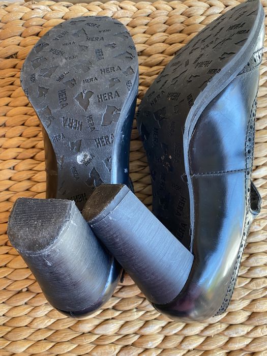 Sapatos salto pretos elegantes