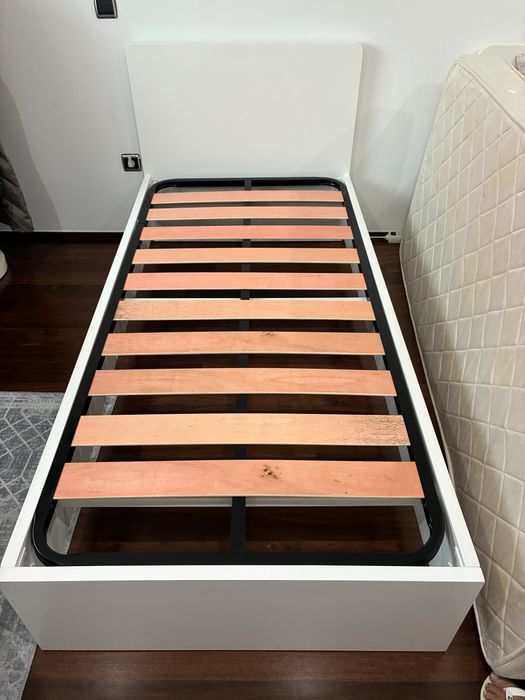 Cama de solteiro branca