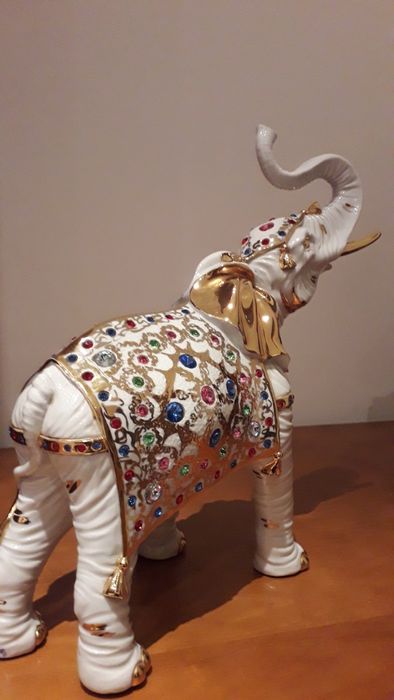 Lindíssimo elefante em porcelana