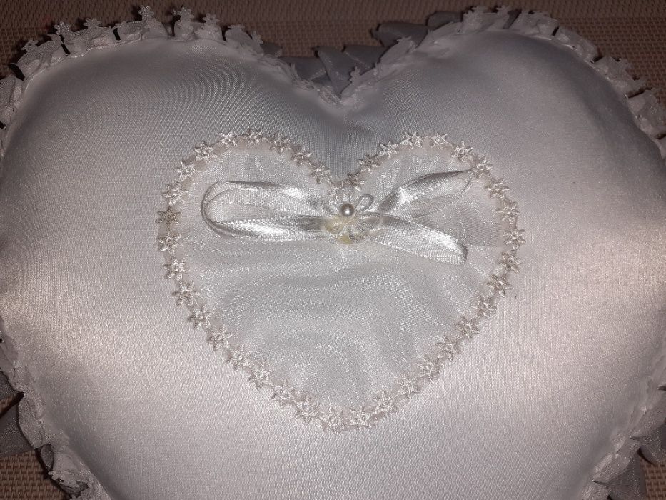 atłasowa poduszka na obrączki serce ślub