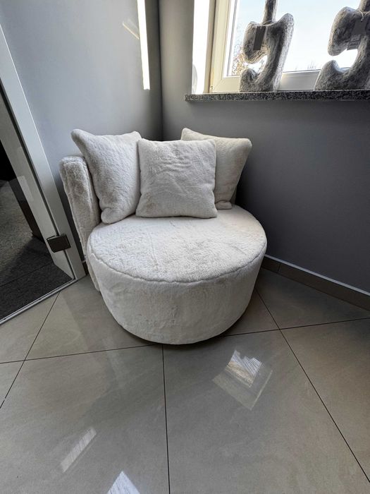 Fotel obrotowy - białe futerko