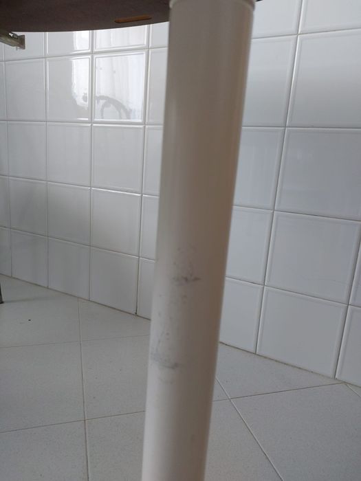 Conjunto de mesa e quatro cadeiras em ótimo estado