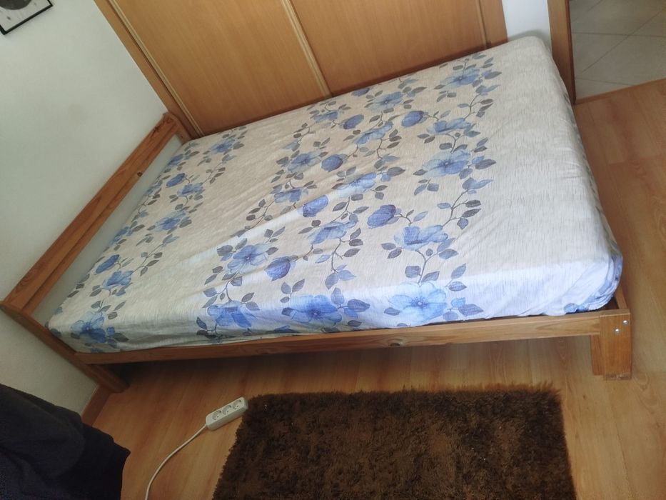 Cama de casal em Madeira