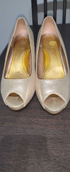 Salto alto brilhante