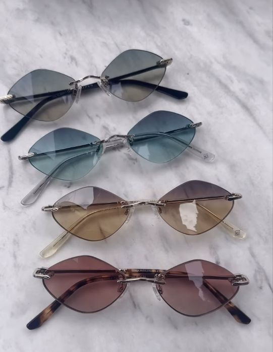 Сонцезахисні окуляри Carolina Lenke різні моделі з вітрини.