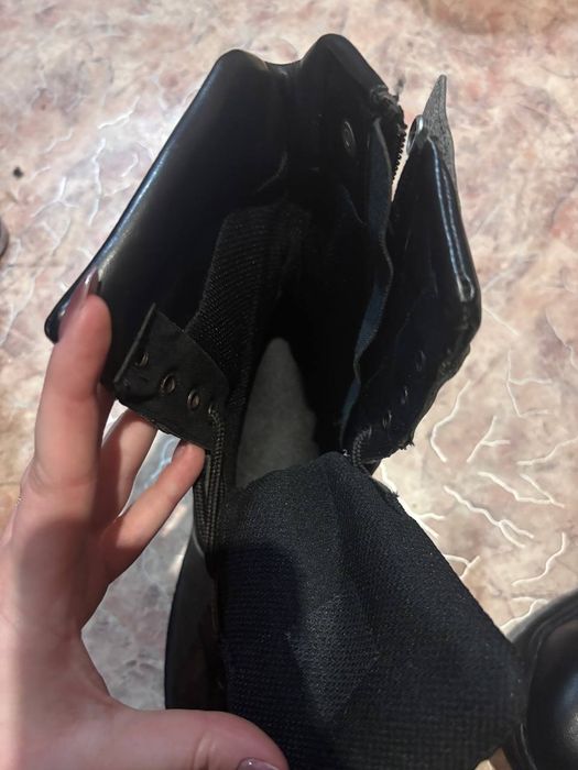 Літні шкіряні берці у чорному кольорі