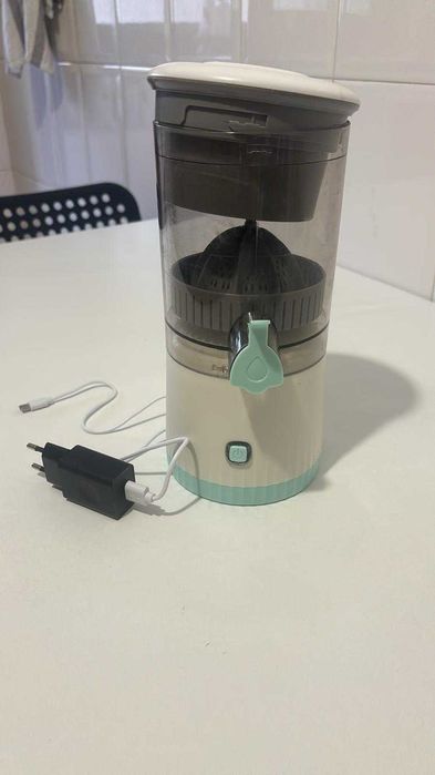 Espremedor elétrico - acompanha cabo e base - 10€