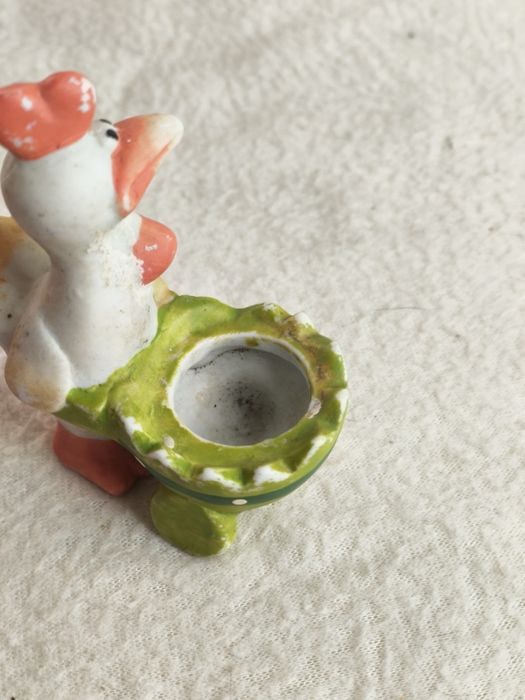 Miniaturowa ceramiczna osłonka na kwiatek kogucik 56