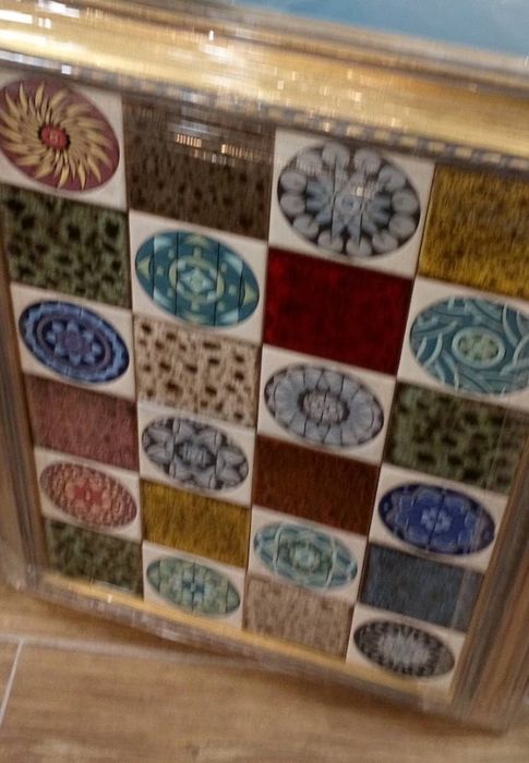 Quadros moldurados em azulejo pintado á mão