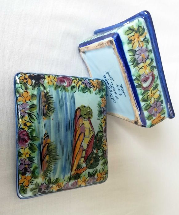 Caixa ou guarda joias antigo em faiança de Alcobaça Vestal