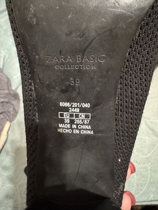 Ботильони Zara.)