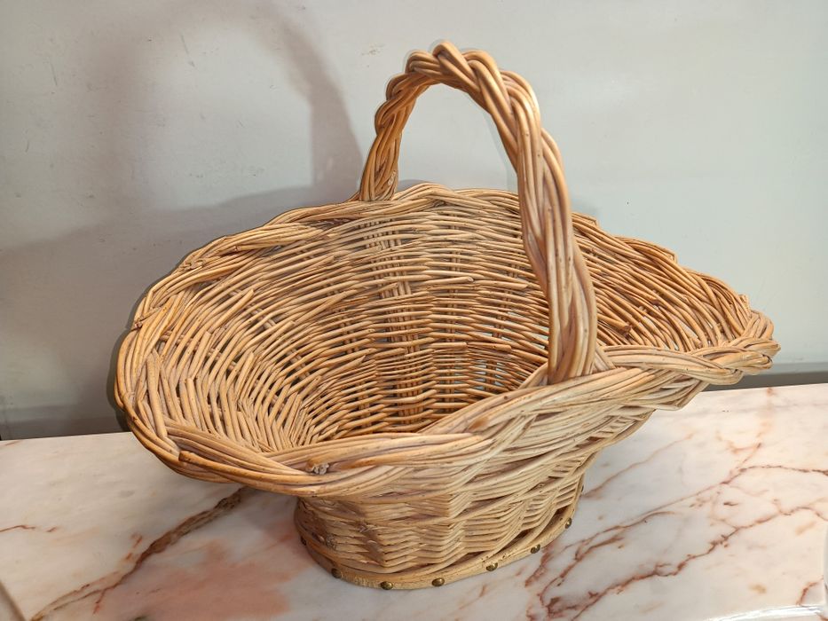 Cesto em vime feito artesanalmente, perfeito estado de conservação.
Me